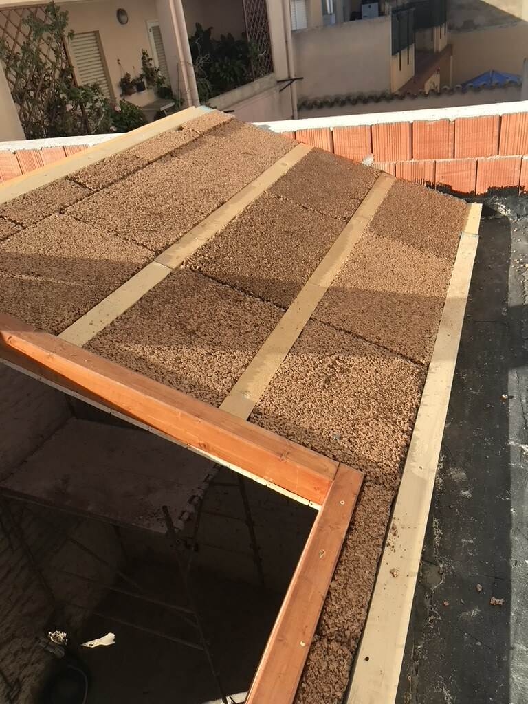 Casa a corte — stratigrafia del tetto con isolamento in sughero